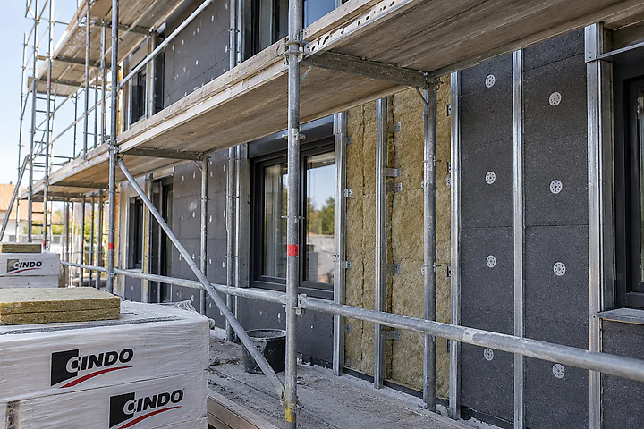 Facade en chantier avec isolant et echafaudage